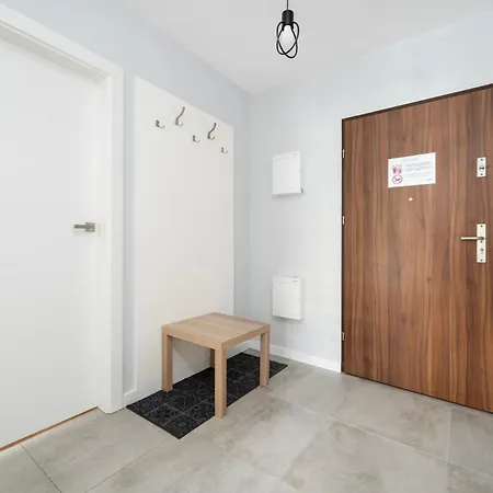 Wroblewskiego 2-bedroom By Bookinghost Lodz